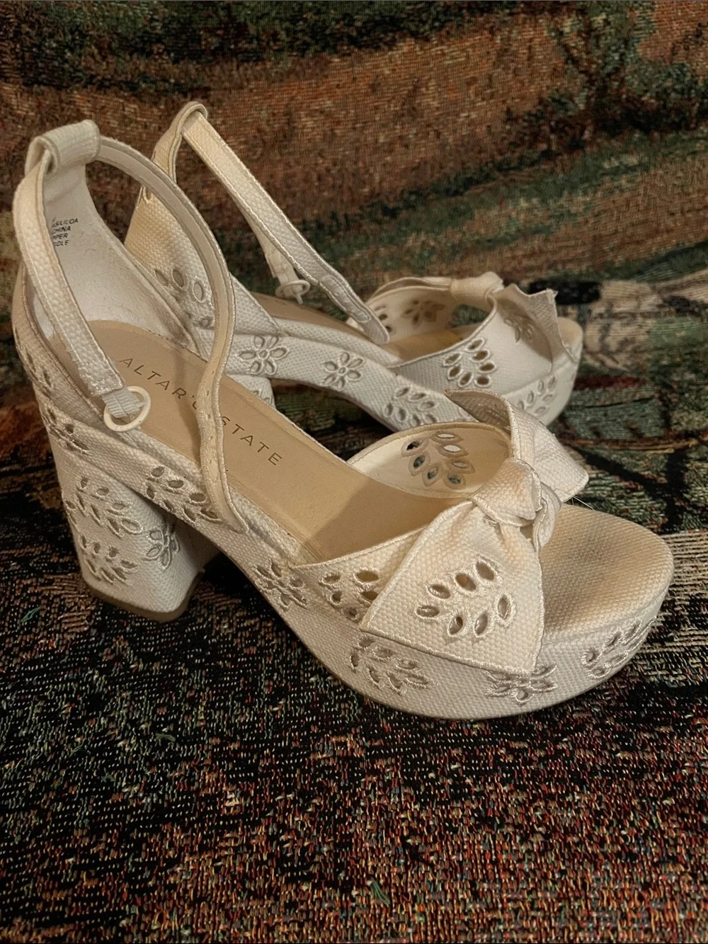 Altard State ivory platform
